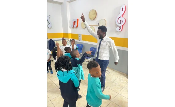 Nos cours de musique ne sont pas uniquement théoriques. Au contraire, ils sont conçus de manière à développer le sens esthétique de nos élèves.