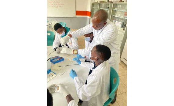 Nos cours de laboratoire : théorie et pratique réunies.